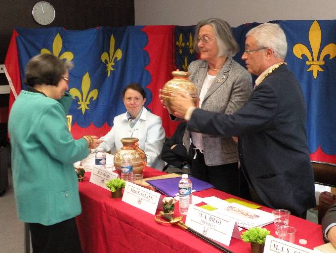 Remise du prix annuel de l'Acadmie du Berry 2010,  Mme Franoise Salan.