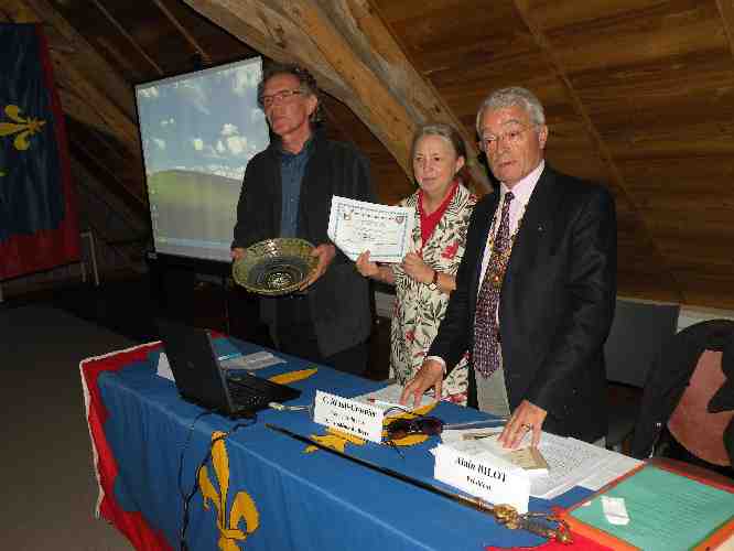 Le prix 2014 de lAcadmie du Berry 2014 est remis  M. Jean Mauret par Mme Catherine Rault-Crosnier, prsidente du prix de lAcadmie et par M. Alain Bilot, prsident de lAcadmie du Berry.