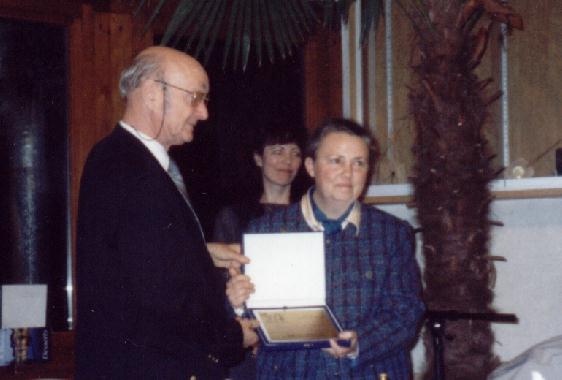 Abraham DE VOOGD remettant le prix Cesare Pavese  Catherine RAULT-CROSNIER, le 14 octobre 1999