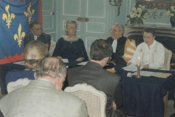 Catherine RAULT-CROSNIER devant l'Acadmie Berrichonne, le 13 mai 1995