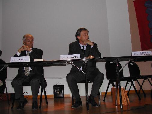 Jean-Christophe RUFIN coutant Catherine RAULT-CROSNIER prononcer le discours de rponse, lors de sa rception  l'Acadmie Berrichonne, le 29 mars 2003.