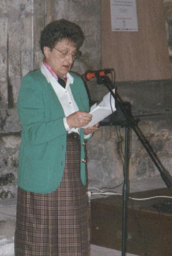 Juliette JOLY lisant un pome de son mari au Mur de posie de Tours 2000