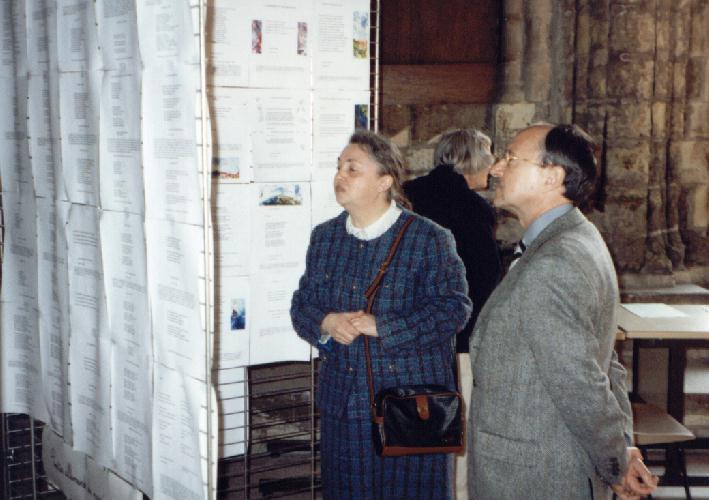 Catherine RAULT-CROSNIER prsentant le "Mur de posie de Tours"  Dominique SCHMITT, prfet d'Indre-et-Loire