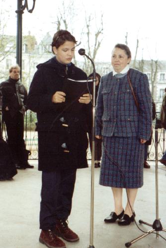 Mathilde HERVET ( gauche), au jardin des Prbendes, le 29 mars 2000.