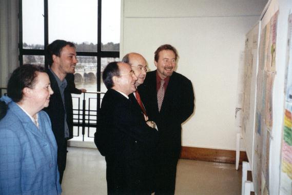 Inauguration du Mur de posie de Tours 2001 - Les personnalits visitant l'exposition.