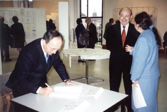 Signature du livre d'or du Mur de posie de Tours 2001, par Monsieur Dominique SCHMITT, prfet d'Indre-et-Loire.