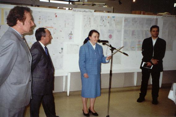 Catherine RAULT-CROSNIER prsentant le "Mur de posie de Tours" 2002, lors de l'inauguration, le 20 mars 2002