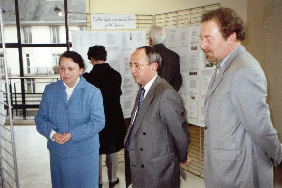 Visite du Mur de posie de Tours, pendant l'inauguration par M. Dominique SCHMITT, prfet d'Indre-et-Loire, le 20 mars 2002
