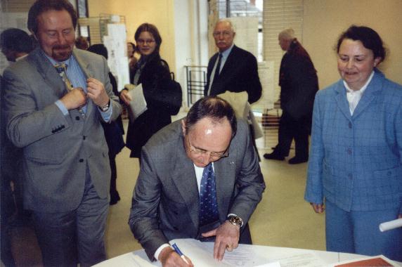 Monsieur Dominique SCHMITT, Prfet d'Indre-et-Loire, signe le livre d'or du "Mur de posie de Tours" 2002, lors de l'inauguration, le 20 mars 2002.