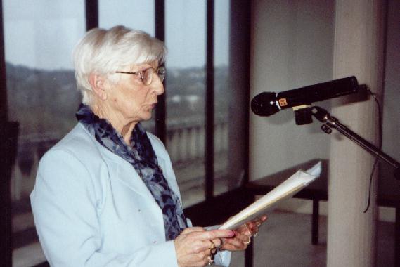 La SERRAULT, au spectacle de posie le 16 mars 2002, lisant un pome de son mari Maurice SERRAULT.