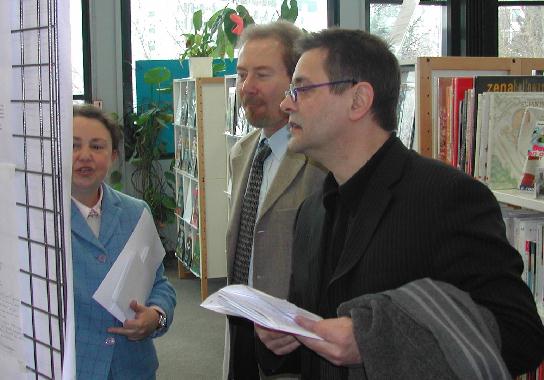 Pendant l'inauguration du cinquime "Mur de posie de Tours", le 10 mars 2004.