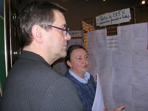 Catherine RAULT-CROSNIER, organisatrice, prsente le Mur de posie de Tours 2005  Monsieur Jean-Pierre TOLOCHARD, adjoint au Maire de Tours charg de la Culture.