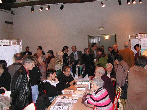 Le public avant l'inauguration du Mur de posie de Tours 2006.