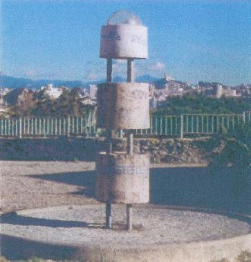 Photographie illustrant le pome  LA PHARE-FONTAINE de Bernard LAURENT.