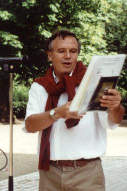 Jol CORMIER prsentant Eugne BIZEAU, aux 4mes rencontres littraires des Prbendes  TOURS, le 2 aot 2002.