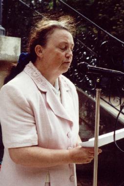 Catherine RAULT-CROSNIER prsentant Annie SPILLEBOUT, aux 4mes rencontres littraires des Prbendes  TOURS, le 2 aot 2002.