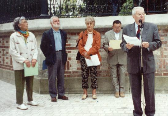 Claude VIEL et les membres de l'association Les amis de Rabelais et de la Devinire, au 4mes rencontres littraires au jardin des Prbendes,  Tours, le 6 septembre 2002.