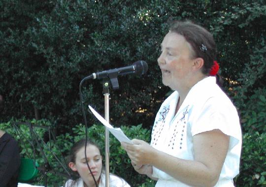 Catherine RAULT-CROSNIER lisant son texte sur Catherine d'Amboise, lors des 5mes Rencontres littraires au jardin des Prbendes,  Tours, le 1er aot 2003.