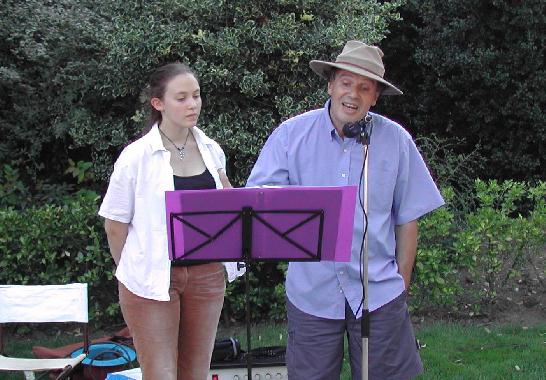 Claire CROSNIER et Joël CORMIER, lisant le texte de Joël CORMIER sur Jacqueline DELPY, lors des 5èmes Rencontres littéraires au jardin des Prébendes, à Tours, le 1er août 2003.