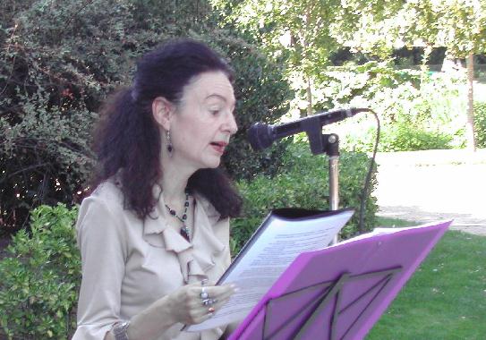 Jacqueline LEMAÎTRE lisant son texte sur Jean GENET, lors des 5èmes Rencontres littéraires au jardin des Prébendes, à Tours, le 1er août 2003.