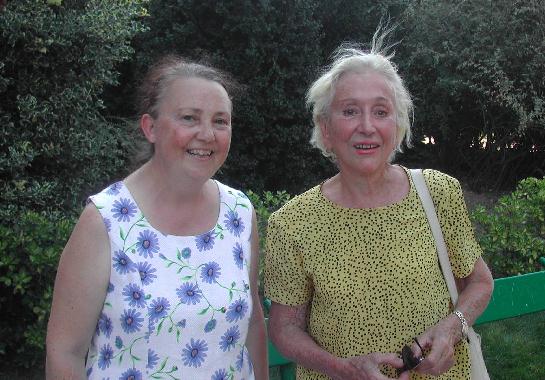Catherine RÉAULT-CROSNIER et Menie GRÉGOIRE, le 8 août 2003, lors des 5èmes Rencontres littéraires dans le jardin des Prébendes à Tours.