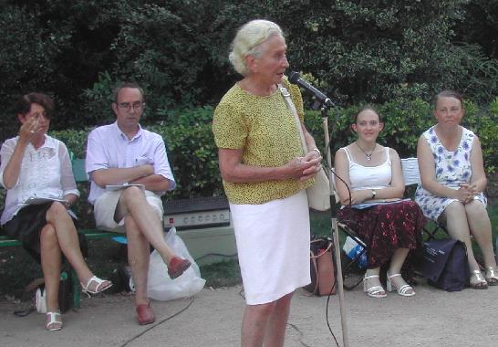 Menie GRÉGOIRE, le 8 août 2003, aux 5èmes Rencontres littéraires dans le jardin des Prébendes à Tours.