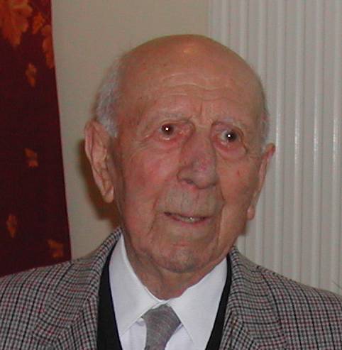 Victor HENNETEAU, le 18 mai 2003, à Azay-le-Rideau, jour où ses 102 ans ont été fêtés par tous ses amis.