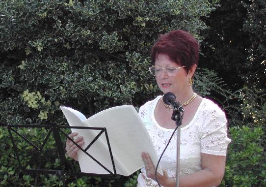 Annick LE GALL GOUGEON lisant son texte sur Victor HENNETEAU, lors des 5mes Rencontres littraires au jardin des Prbendes,  Tours, le 1er aot 2003.