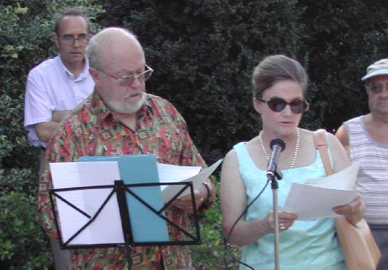 Jean-Jacques et Bernadette ARVERS, lisant le texte de Jean-Jacques ARVERS sur RACAN, lors des 5èmes Rencontres littéraires au jardin des Prébendes, à Tours, le 1er août 2003.