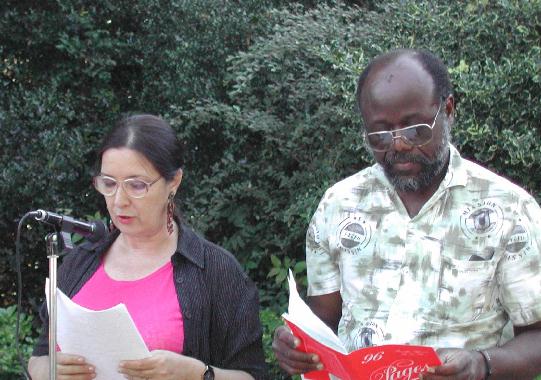 Hlne BOURLIEUX et Jos KANDOT, lisant le texte d'Hlne BOURLIEUX sur Lopold Sdar SENGHOR, lors des 5mes Rencontres littraires au jardin des Prbendes,  Tours, le 1er aot 2003.