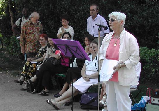 La SERRAULT lisant son texte sur Maurice SERRAULT, lors des 5mes Rencontres littraires au jardin des Prbendes,  Tours, le 1er aot 2003.