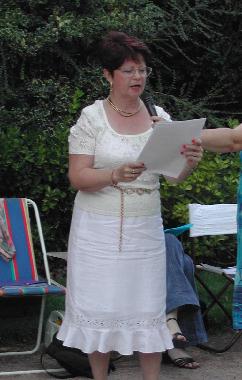 Annick LEGALL-GOUGEON lisant son texte sur Honor de BALZAC, lors des 6mes Rencontres littraires au jardin des Prbendes,  Tours, le 6 aot 2004.