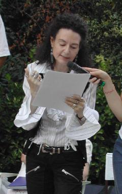 Jacqueline LEMATRE lisant son texte sur BRANGER, lors des 6mes Rencontres littraires au jardin des Prbendes,  Tours, le 6 aot 2004.
