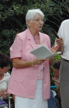 La SERRAULT lisant des pomes dEugne BIZEAU, lors des 6mes Rencontres littraires au jardin des Prbendes,  Tours, le 6 aot 2004.