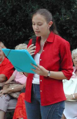 Claire CROSNIER lisant son texte sur Paul FORT, lors des 6mes Rencontres littraires au jardin des Prbendes,  Tours, le 6 aot 2004.