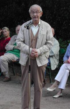 Jack Vivier rpondant aux questions du public, lors des 6mes Rencontres littraires au jardin des Prbendes,  Tours, le 20 aot 2004, suite  la confrence sur son pre Robert Vivier.