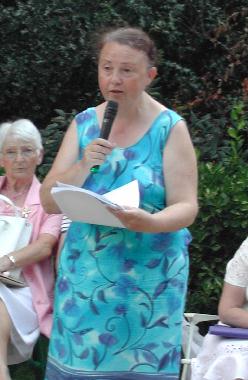 Catherine RAULT-CROSNIER lisant son texte sur Heuri MAUGIS, lors des 6mes Rencontres littraires au jardin des Prbendes,  Tours, le 6 aot 2004.
