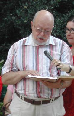 Jean-Jacques ARVERS lisant son texte sur RACAN, lors des 6mes Rencontres littraires au jardin des Prbendes,  Tours, le 6 aot 2004.