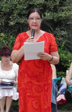 Hlne BOURLIEUX lisant son texte sur Lopold Sdar SENGHOR, lors des 6mes Rencontres littraires au jardin des Prbendes,  Tours, le 6 aot 2004.