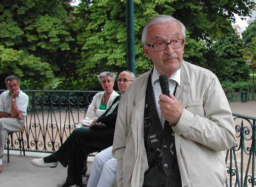 Le Docteur Jack Vivier intervenant lors du dbat avec le public, aprs la lecture de la rencontre sur Lopold Sdar Senghor, le 11 aot 2006, dans le jardin des Prbendes  Tours.