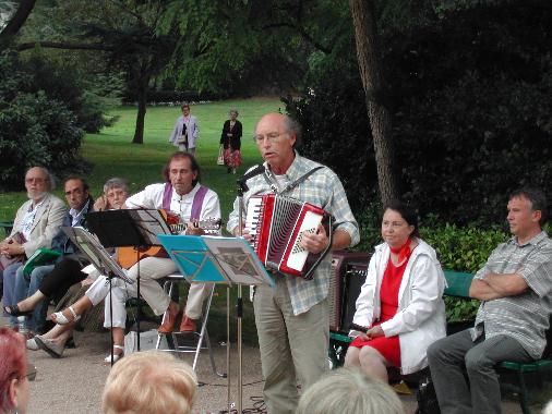 Pendant le spectacle Potes de la Loire, le 10 aot 2007. Richard Oulli  l'accordon, Michel Caao  la guitare, et  droite sur la photo Catherine Rault-Crosnier et Jol Cormier.