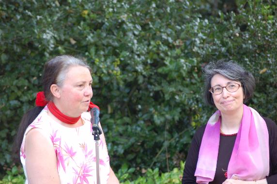 Catherine Rault-Crosnier et Isabelle Papieau, photographies par Claire Crosnier, lors de la Rencontre littraire dans le jardin des Prbendes  Tours, le 3 aot 2007, sur Alain-Fournier et la Touraine.