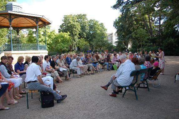 Le public lors de la Rencontre littraire dans le jardin des Prbendes  Tours, le 3 aot 2007, sur Alain-Fournier et la Touraine.