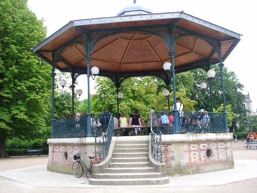 Le public sous le kiosque  musique, lors de la Rencontre littraire du 1er aot 2008, consacre  labb Pierre.