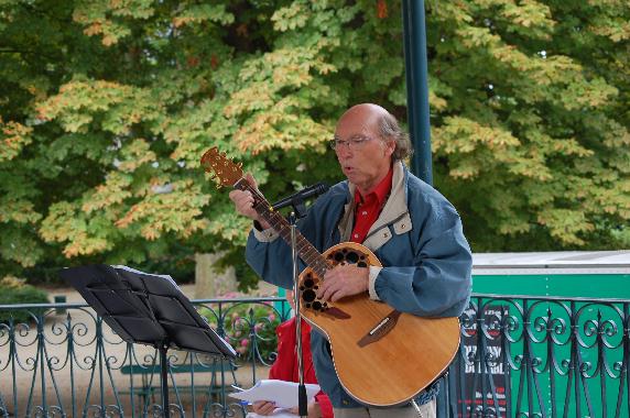 Richard Oulli chantant une ballade de de Franois Villon, mise en musique par lui, lors de la Rencontre littraire du 22 aot 2008.