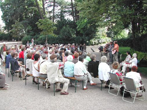 Le public lors de la Rencontre littraire dans le jardin des Prbendes, du 8 aot 2008.