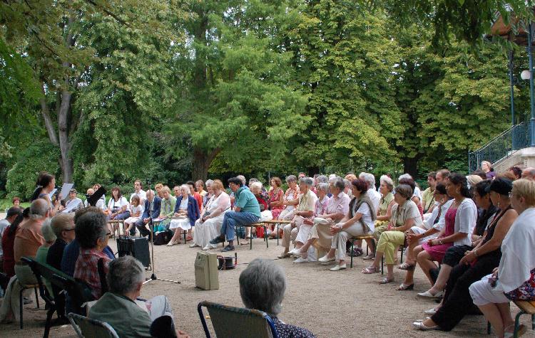 Le public lors de la rencontre littraire dans le jardin des Prbendes,  Tours, le 7 aot 2009, consacre  Catherine Rault-Crosnier.