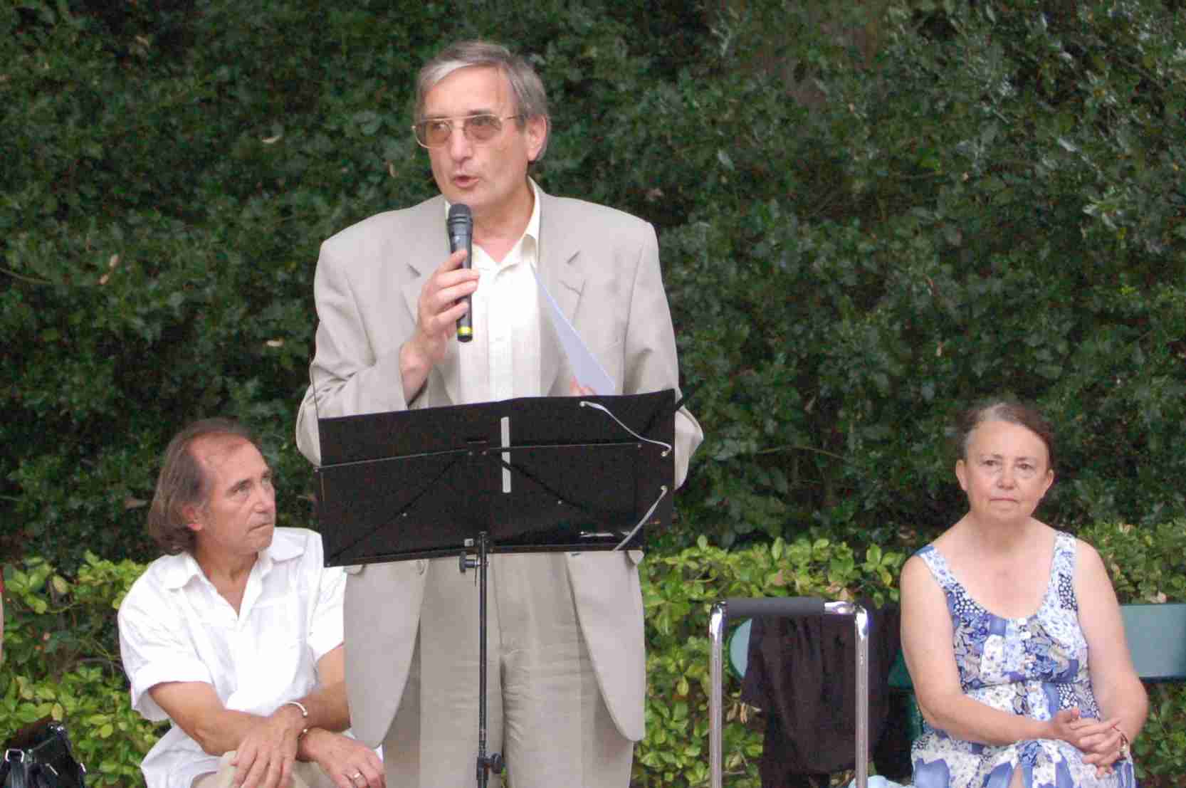 Rgis Crosnier prsentant Catherine Rault-Crosnier, situe  droite, lors de la rencontre littraire dans le jardin des Prbendes,  Tours, le 7 aot 2009.