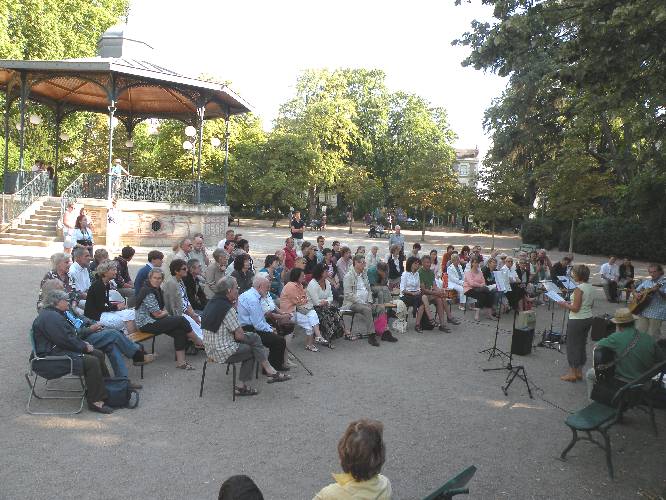 Le public, le 13 août 2010, lors des 12èmes Rencontres littéraires dans le jardin des Prébendes à Tours.