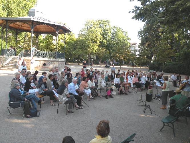 Le public, le 13 aot 2010, lors des 12mes Rencontres littraires dans le jardin des Prbendes  Tours.